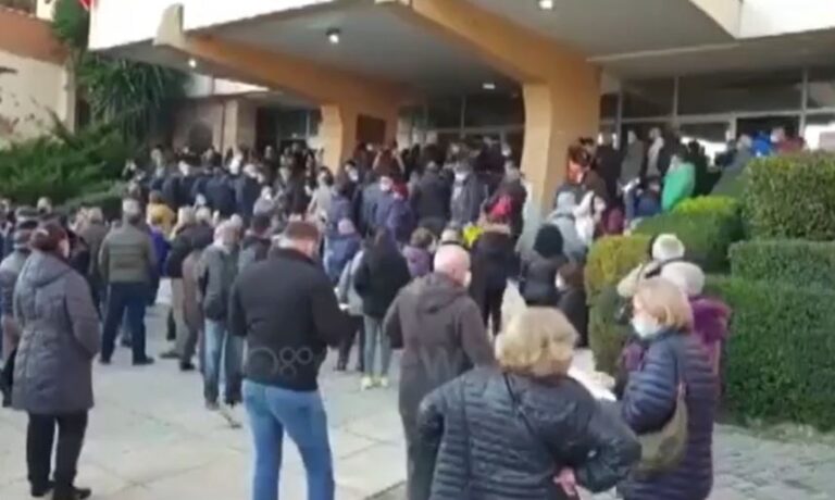 Skandal në Durrës. Qindra e qindra qytetarë presin në radhë për dëmshpërblimin nga tërmeti