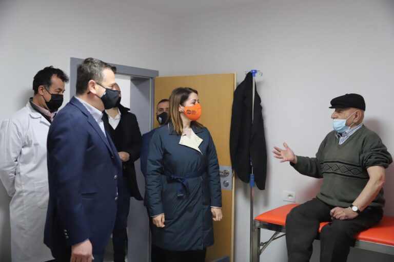 Qendër e re shëndetësore në Peqin, Manastirliu: Testimi i shpejtë me rezervim nga mjeku i familjes