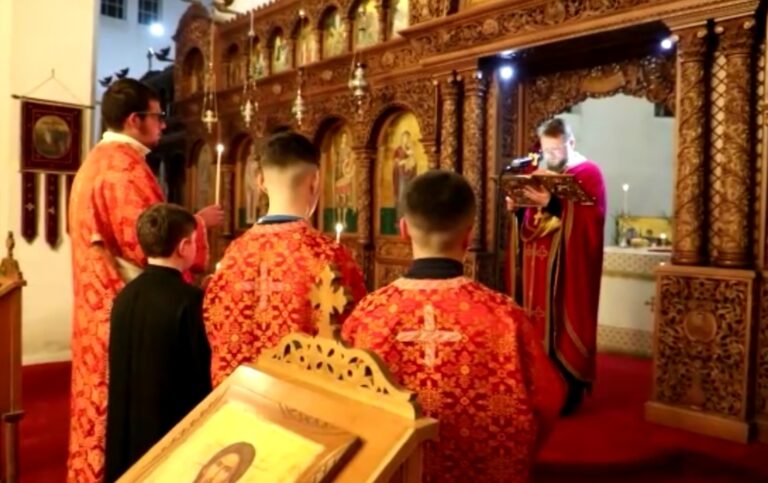Foto+video nga Krishtlindjet në Berat/ Nën respektimin e masave anti-covid kremtohet mesha në Katedralen e Shën Dhimitrit