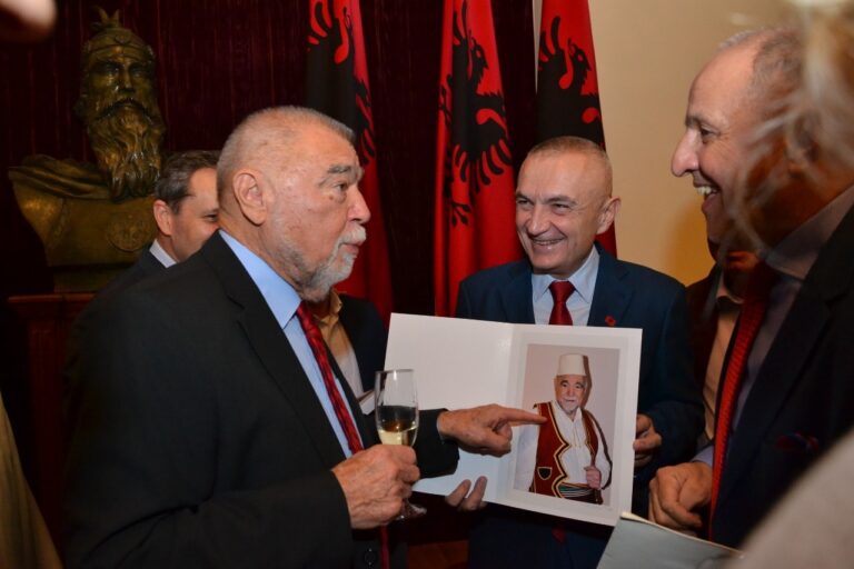 Presidenti Meta urim të përzemërt për homologun kroat, Stjepan Mesiç, në 86-vjetorin e lindjes