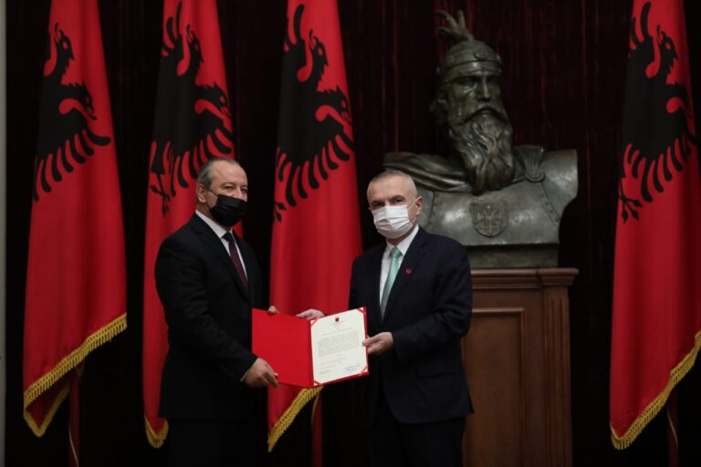Anëtari më i ri i Gjykatës Kushtetuese, Përparim Kalo, betohet para Presidentit të Republikës
