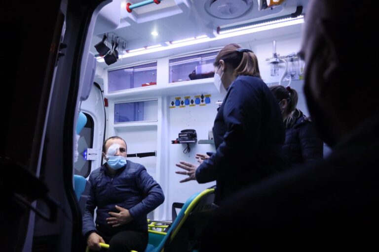 Efektivi i policisë që u plagos në protesta niset në Turqi për ndërhyrje të specializuar në sy (FOTO)