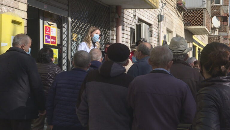 Grumbullimet nëpër posta, pensionistët: Nuk na i sjellin lekët në shtëpi