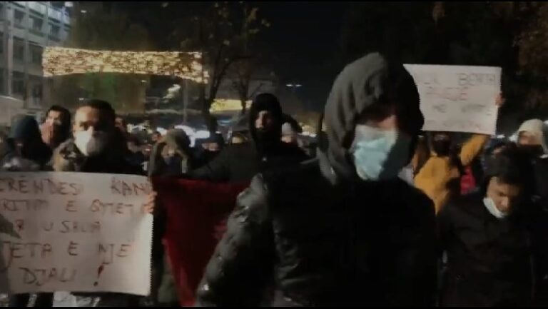 Protestë në Pogradec, thirrja e të rinjëve: Poshtë Ardi Veliu