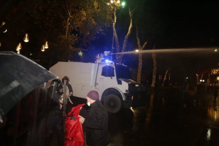 VIDEO/ “Jemi kolegë…”, momenti kur efektivët e FNSH rrahin me shkop gome policin e infiltruar në turmë