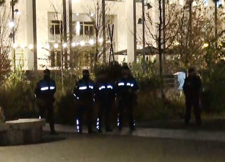Policia nis kontrollet e të rinjve, ndalon çdo person tek sheshi ”Skënderbej”