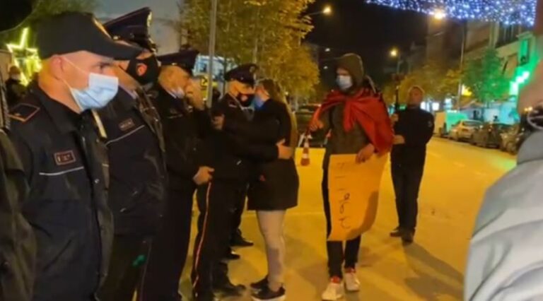 Protestë ndryshe në Durrës, qytetarët përqafojnë policët (VIDEO)
