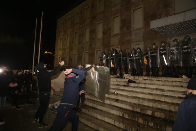 Qeveria njofton: U plagos në protestë, efektivi i policisë rrezikon humbjen e syrit