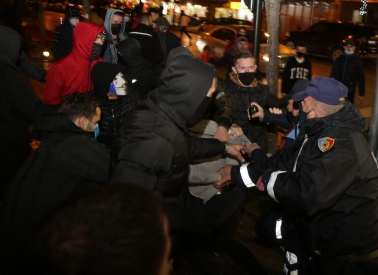 FOTO/ Policia dhunon të miturin në Tiranë, 16-vjeçari merret zvarrë dhe goditet me grushta nga 6 efektivë civilë