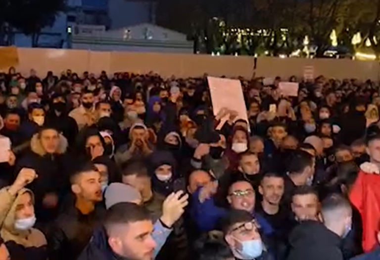 Protesta për Klodianin zhvendoset tek Kryeministria: Jemi tek koka e KRIMIT, tek Edi Rama