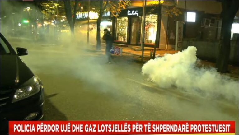 Kaotike situata në ish-bllok: Protestuesit shpërndahen prej gazit lotsjellës, një i shoqëruar