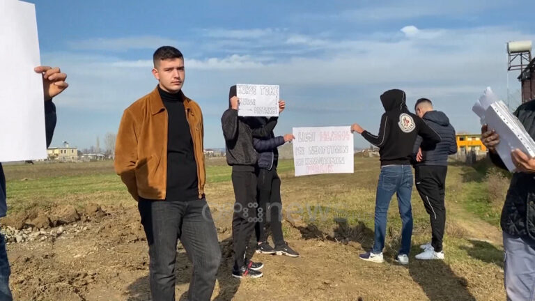 Rrugët dytësore të Durrës-Kukës, banorët Kurbinit në protestë: Na dëmtojnë tokat, nuk lejojmë punimet