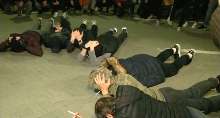 “Nuk kemi frikë”! Protestuesit shtrihen me duart pas kokës: Jemi Klodiani