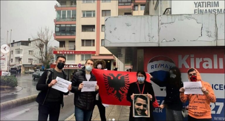 “Unë Jam Klodiani”, të rinjtë shqiptarë në Turqi mbajnë marshim paqësor në Stamboll
