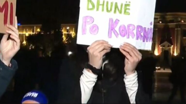 Vajza denoncon live nga protesta: Jam e tmerruar nga policia, nuk flas dot