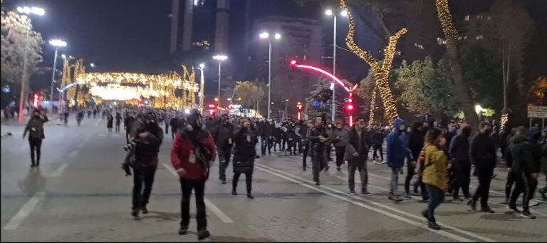 Policia përdor gaz lotsjellës për të shpërndarë protestuesit