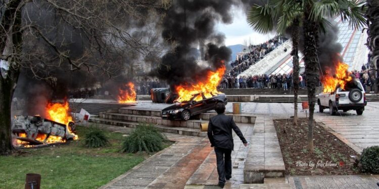 Rama akuzon se nuk duhet djegie nga protestuesit. OK! Por shikoni se ç’ka bërë PS në vitin 2011 (foto)