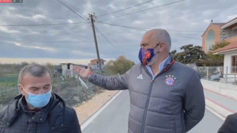 VIDEO/ Rama kapet me qenin në Lushnje: Po s’i s’u lodhe?!