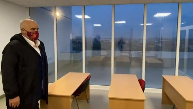 Rama në shkollën e re në Vorë: Do evitojë mësimin me 2 turne