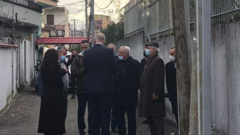 25-vjeçari u vra nga Policia, Rama shkon për vizitë tek familja e Klodianit