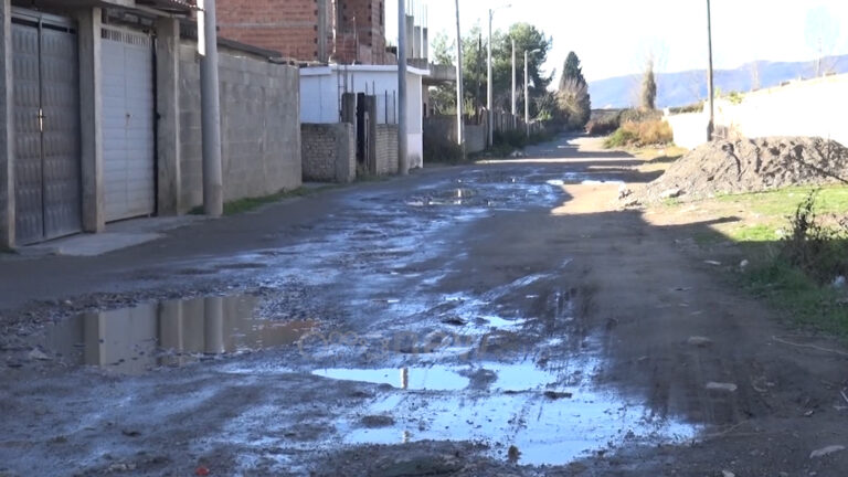 “E “këputën” këtu se fillon pjesa e demokratëve…”, aksi që lidh lagjen “Skënderbej” me “Banesat” në Elbasan, i degraduar