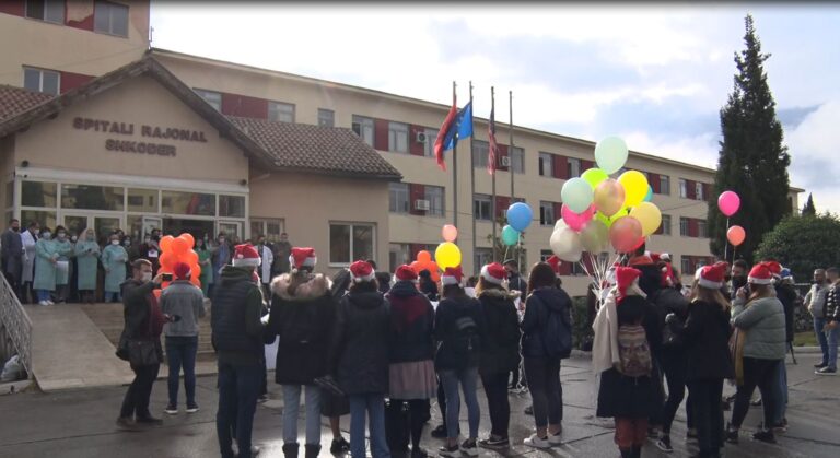 “Ne e dimë të gjithë sakrificën tuaj…”, të rinjtë e Shkodrës ua dedikojnë ditën e tyre bluzave të bardha
