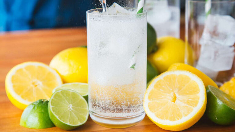 Koha e duhur për të pirë ujë me limon