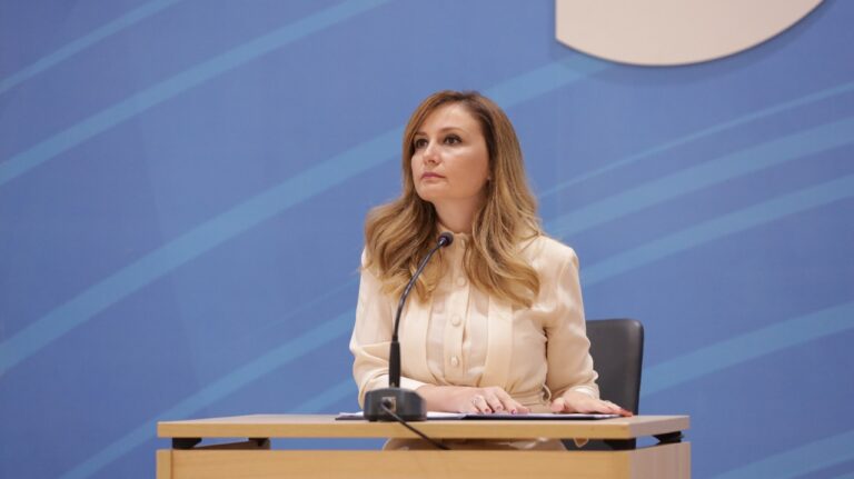 “Qeveria shqiptare ndër më të korruptuarat”, Tabaku: Raporti i TI përmend tre ministra të akuzuar, ekonomia shqiptare në rënie të lirë