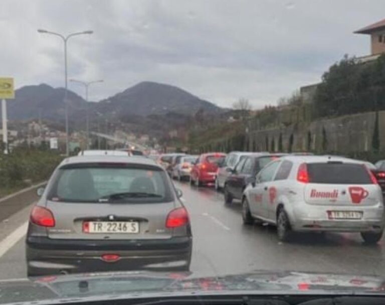 Trafik i rënduar në Teg, bllokohet qarkullimi (FOTOLAJM)