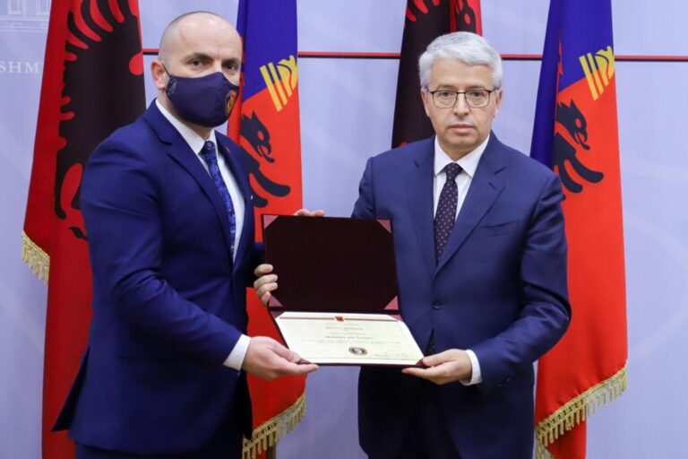 Lleshaj jepet medaljet e fundit si ministër i Brendshëm