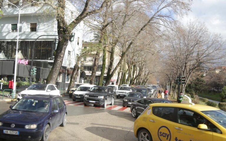 Foto-galeria/ Tirana nën pushtetin e trafikut edhe ditën e fundit të 2020