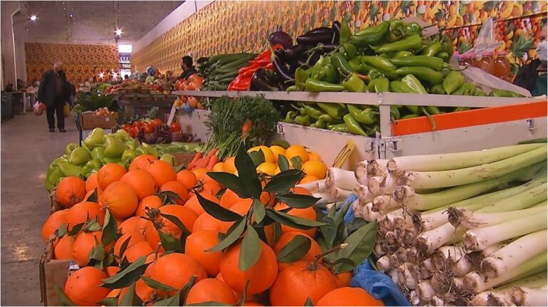 Në tregje nuk ka blerës, qytetarët po blejnë më pak për festat e fundvitit