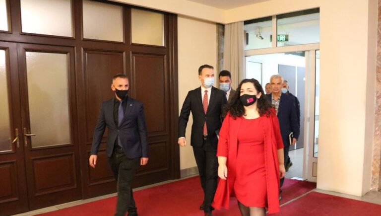 PDK, LDK e AAK i dalin kundër Vjosa Osmanit, nuk e votojnë për presidente