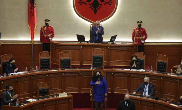 Përse Edi Rama e bojkotoi Vjosa Osmanin? A e vuri ajo në vështirësi me mikun e tij, Aleksandar Vuçiç?
