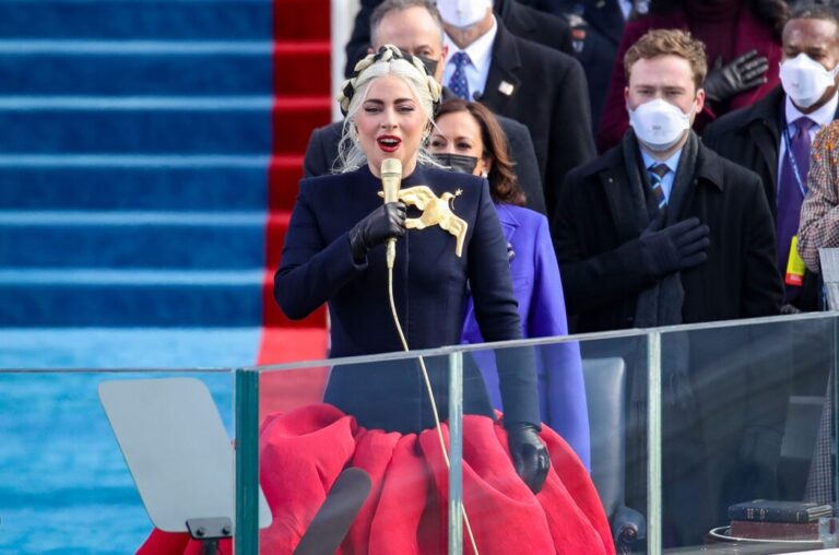 Mikrofon prej floriri dhe pëllum prej ari! Lady Gaga kuqezi në inagurimin e Biden (FOTO/VIDEO)