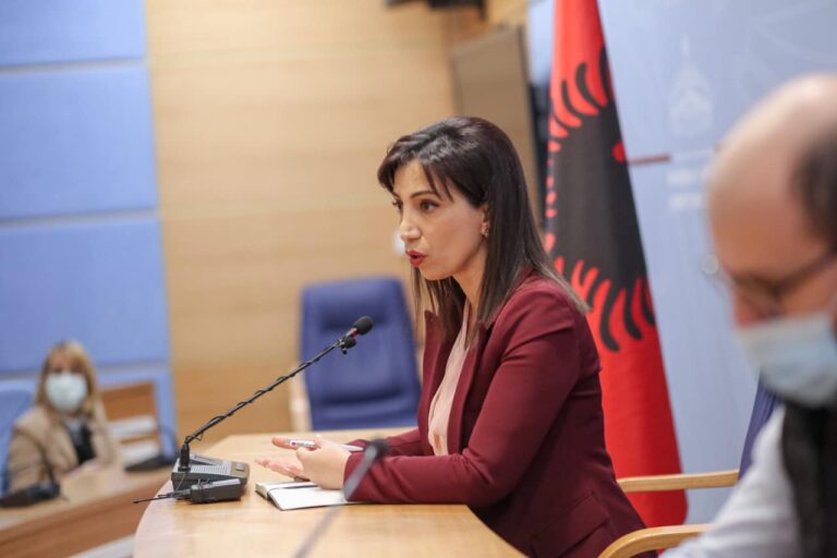 Do të rikthehen studentët në auditore? Kushi tregon vendimin