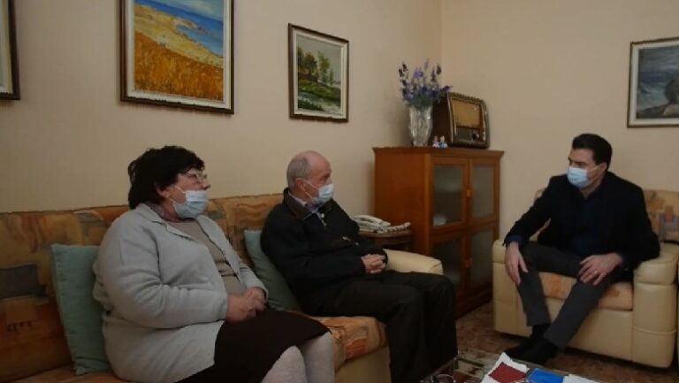 Basha në shtëpinë e një çifti pensionistësh, u flet për programin ekonomik (Biseda e plotë)