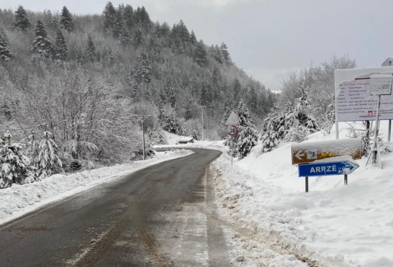 Shi dhe borë gjatë natës, ja si paraqitet situata në qarkun e Korçës