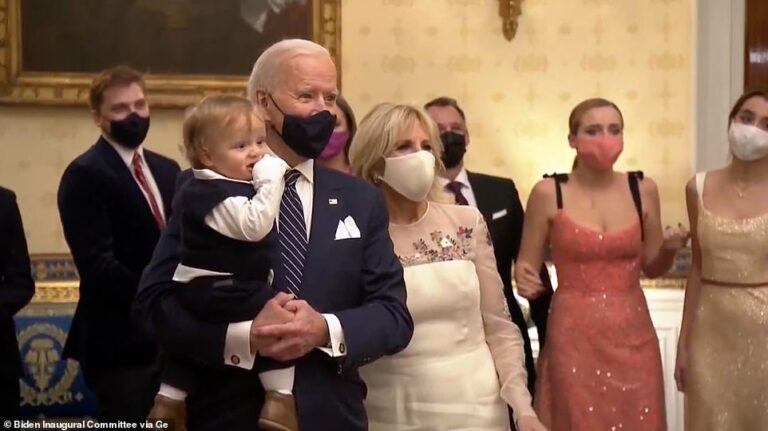 Nipi i Joe Biden merr vëmendjen e të gjithë botës (VIDEO)