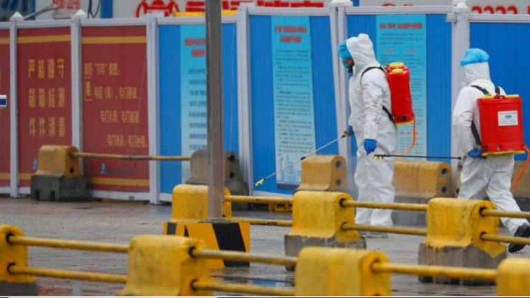 U zbuluan rastet e para me COVID-19, ekipi i OBSH viziton tregun në Wuhan