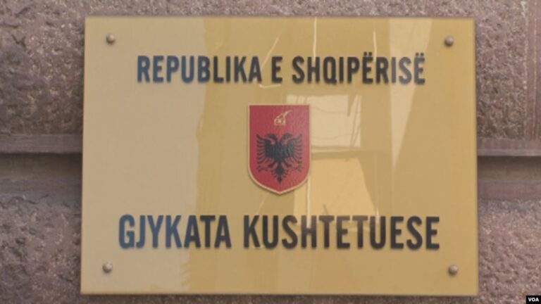 VOA: Dy dosjet e nxehta që do shqyrtojë Kushtetuesja; zgjedhjet e 30 qershorit dhe Teatrin Kombëtar