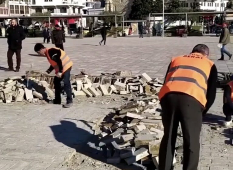 “Me kë tallen këta mortje”/ Parkimi në qendër të qytetit të Beratit, reagon ashpër Sazan Guri ( Video)