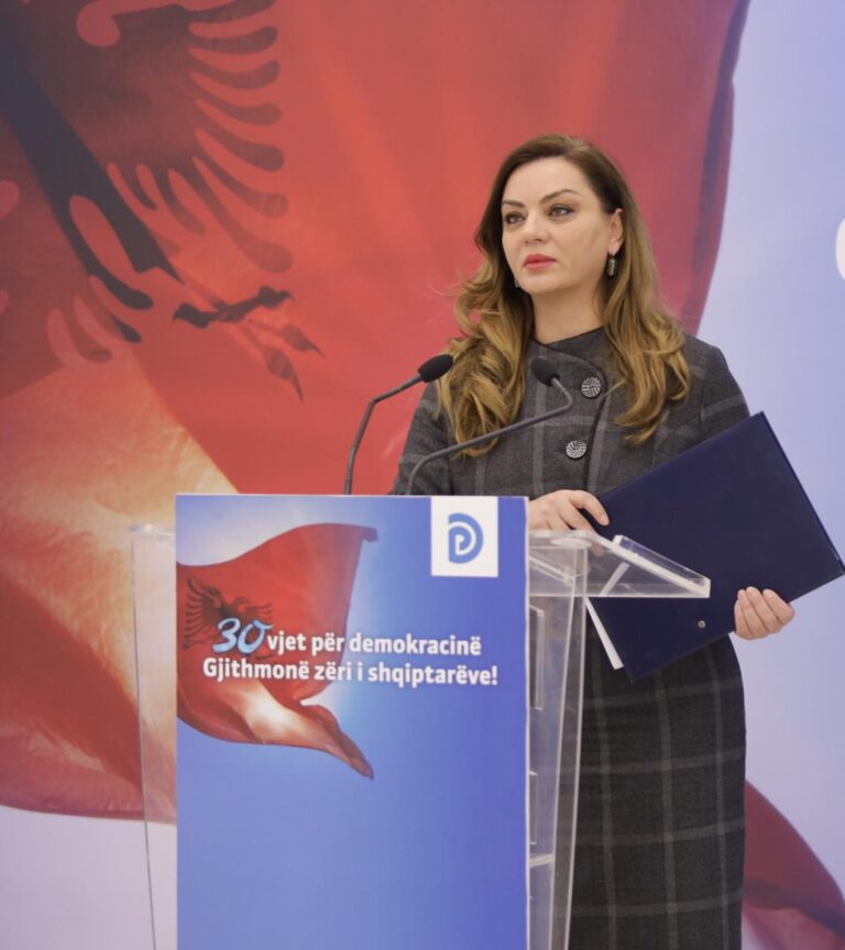 Albana Vokshi me banorët në Laprakë: Populli është shumë keq, ka ardhur koha të ndryshojmë njëherë e mirë