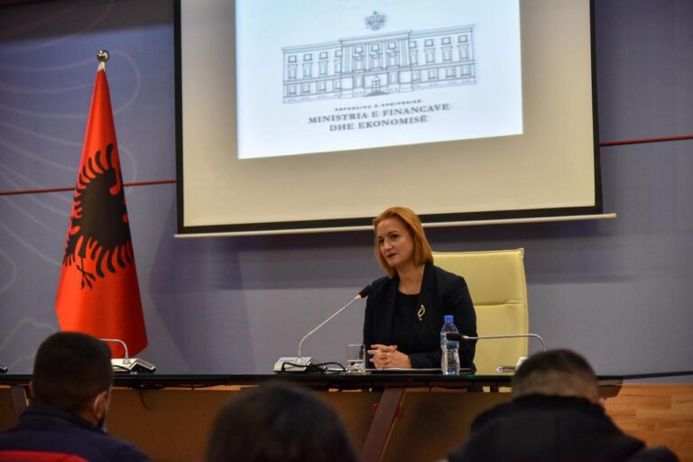 Denaj komenton rritjen e pagave: Si ndryshuan për Policinë, Arsimin dhe mjekët
