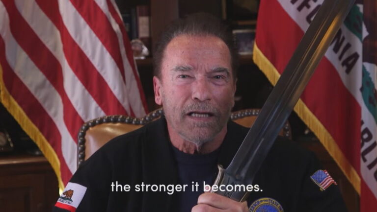 Presidenti më i keq në historinë e Amerikës/Schwarzenegger krahason Trumpin me Hitlerin