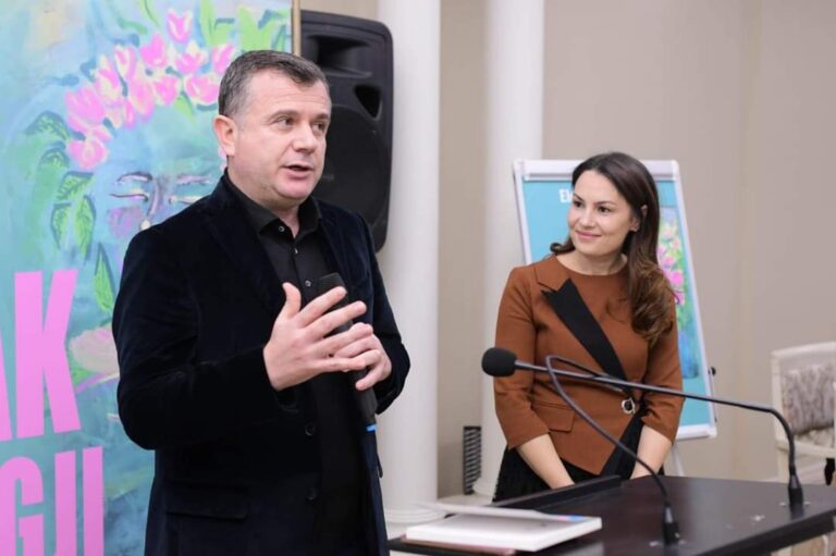 Balla mer pjesë në promovimin e librit “Pak Magji” të deputetes, Elena Xhina