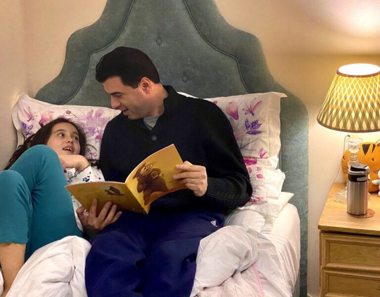 Aurela poston foton e veçantë të Bashës: Në kohë për t’i lexuar gocës librin e preferuar