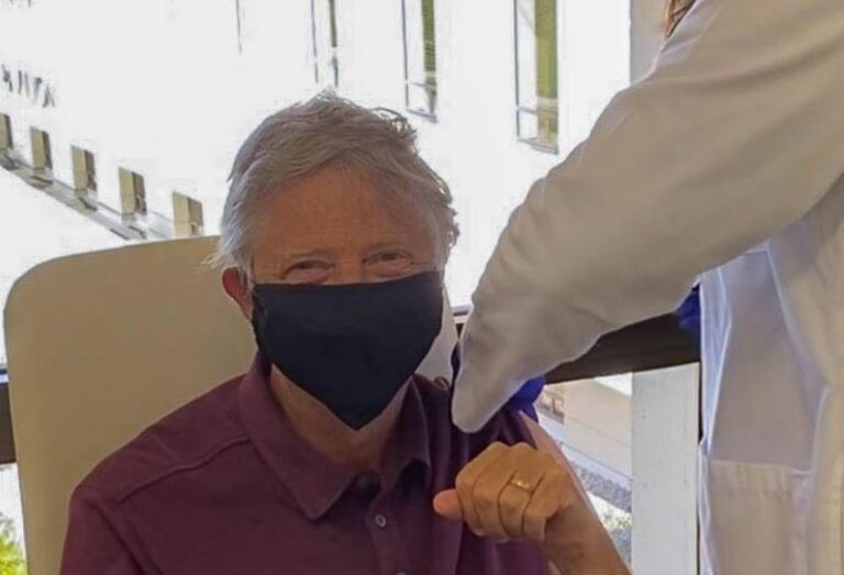 Bill Gates merr dozën e parë të vaksinës anticovid