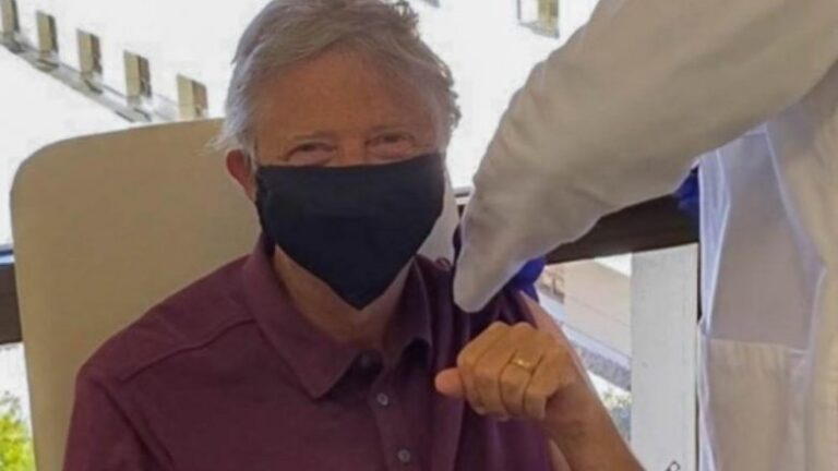 Bill Gates merr dozën e parë të vaksinës kundër COVID-19: Ndihem për mrekulli