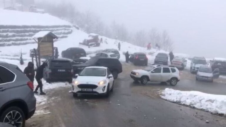 Reshje dëbore në Dardhë dhe Voskopojë, qarkullimi vetëm me zinxhirë